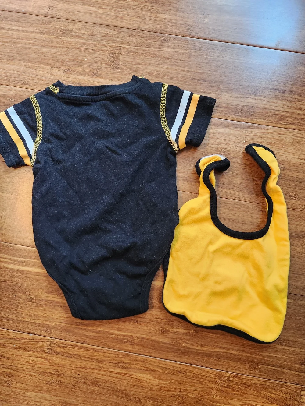 Hawkeyes University Of Iowa Infant Bodysuit and Bib Set, 3-6 Months